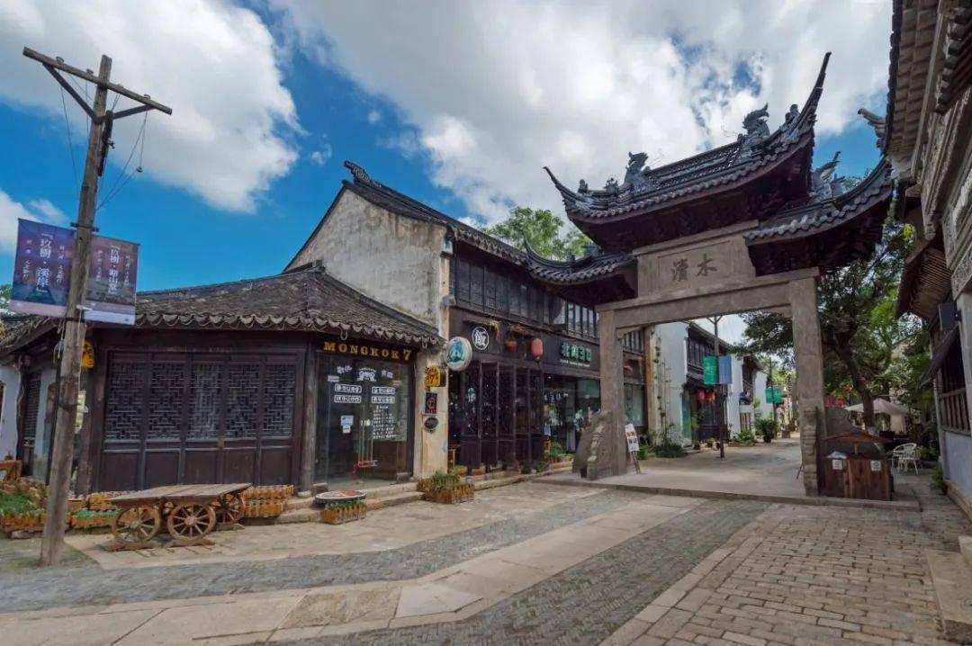 白色吊带套装,视觉感官的盛宴